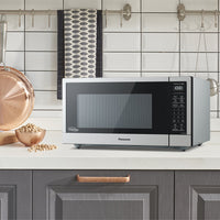 Panasonic 1.6 Cu. Ft. Cyclonic Inverter Countertop Microwave Oven - NNST74LS | Four à micro-ondes de comptoir Panasonic de 1,2345 pi3 avec technologie InverterMD à cyclones - NNST74LS | NNST74LS
